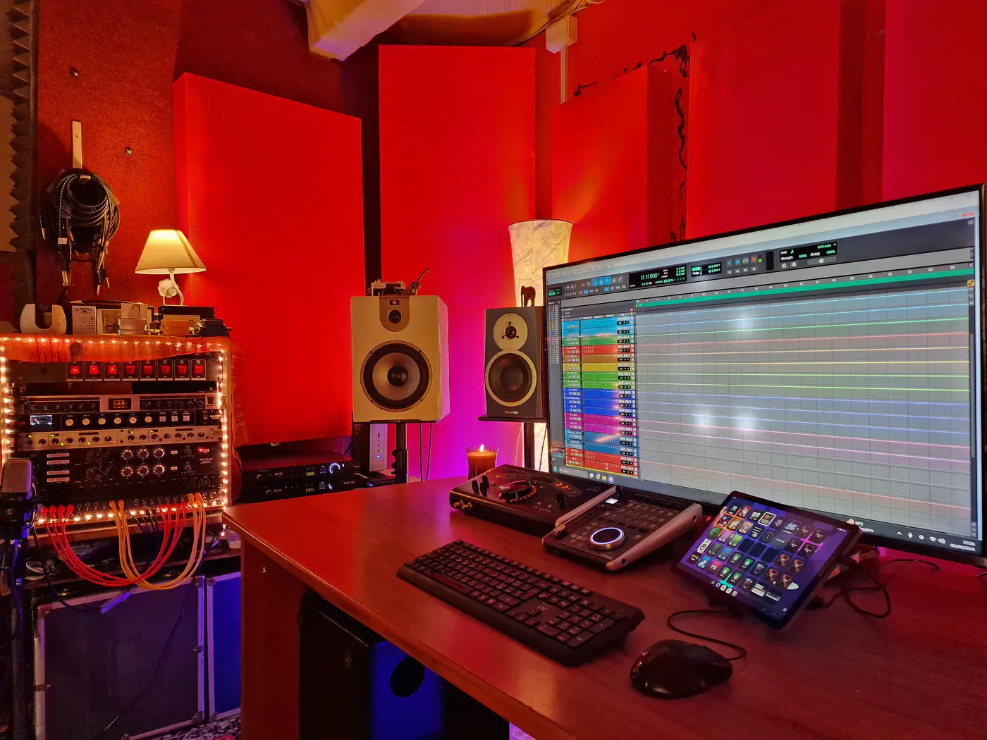 Postazione di produzione musicale illuminata di rosso