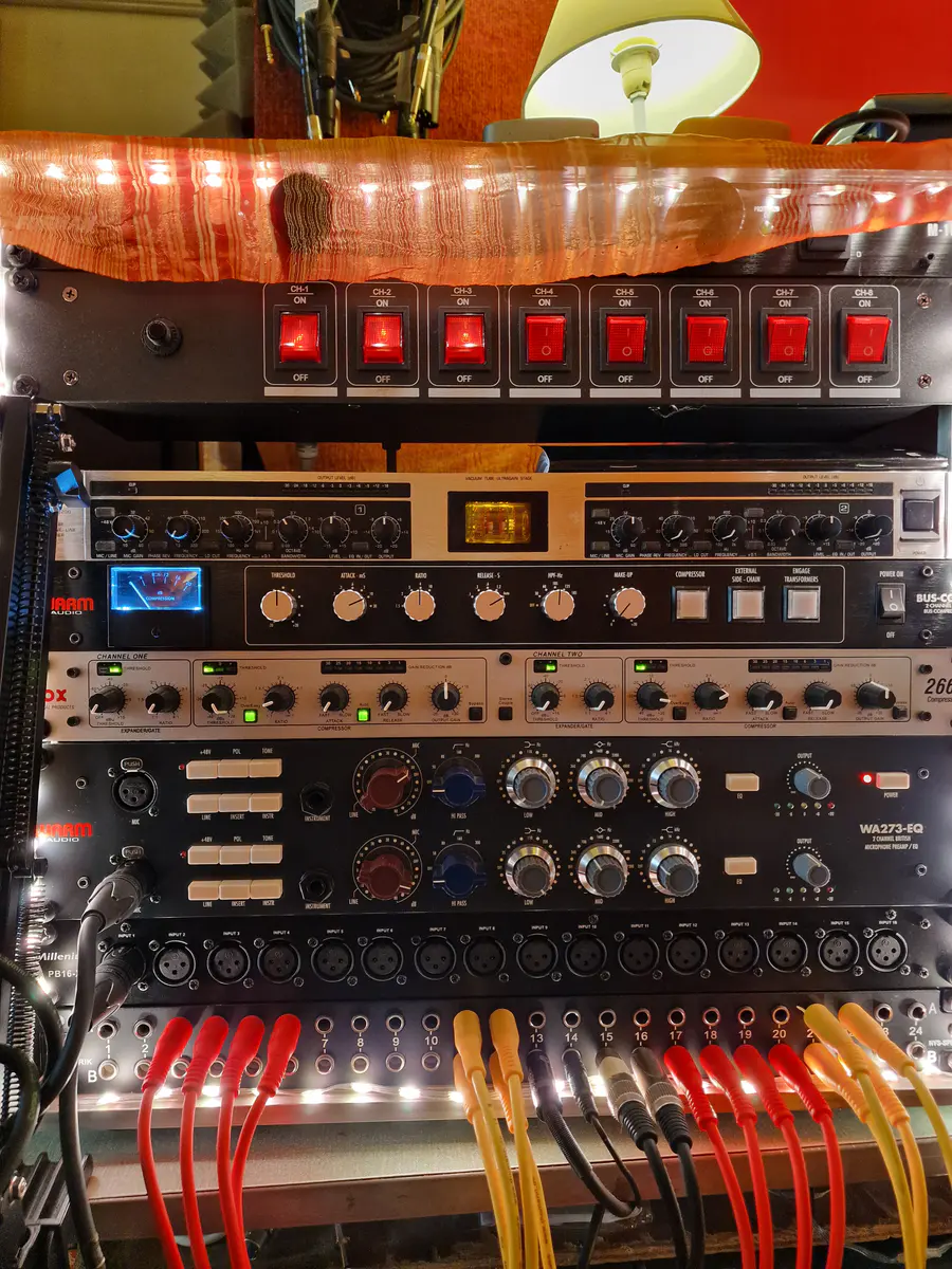 Rack di apparecchiature audio con cavi colorati