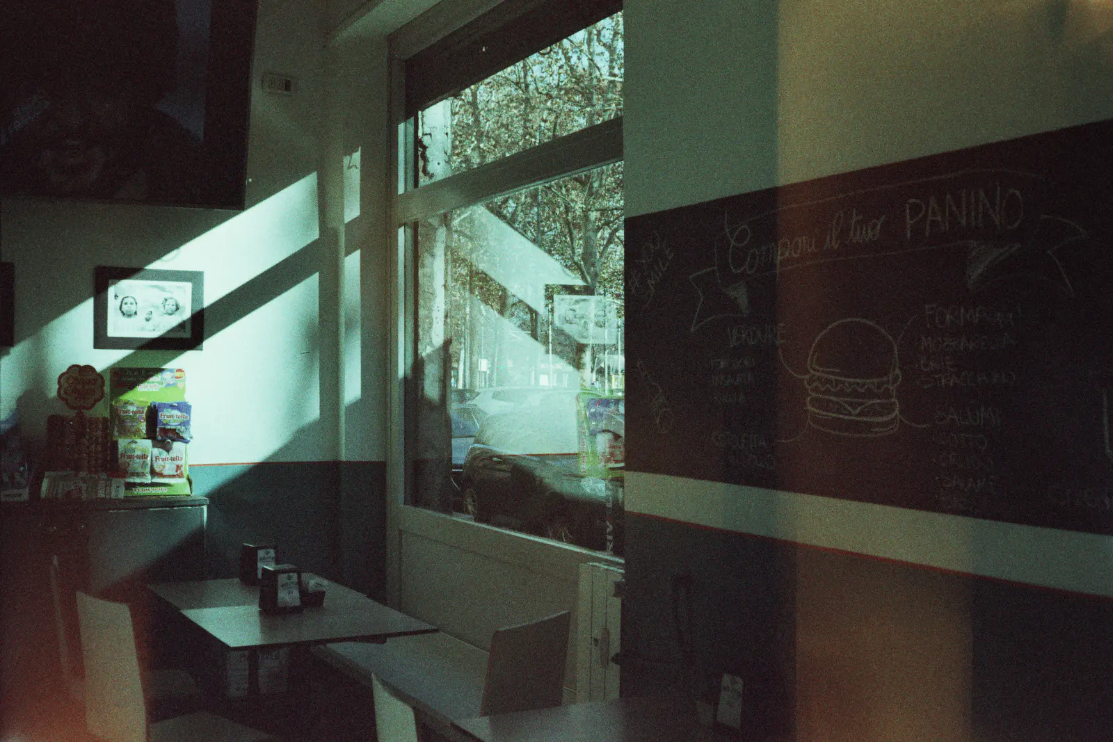 Interno di un locale illuminato dalla luce del sole