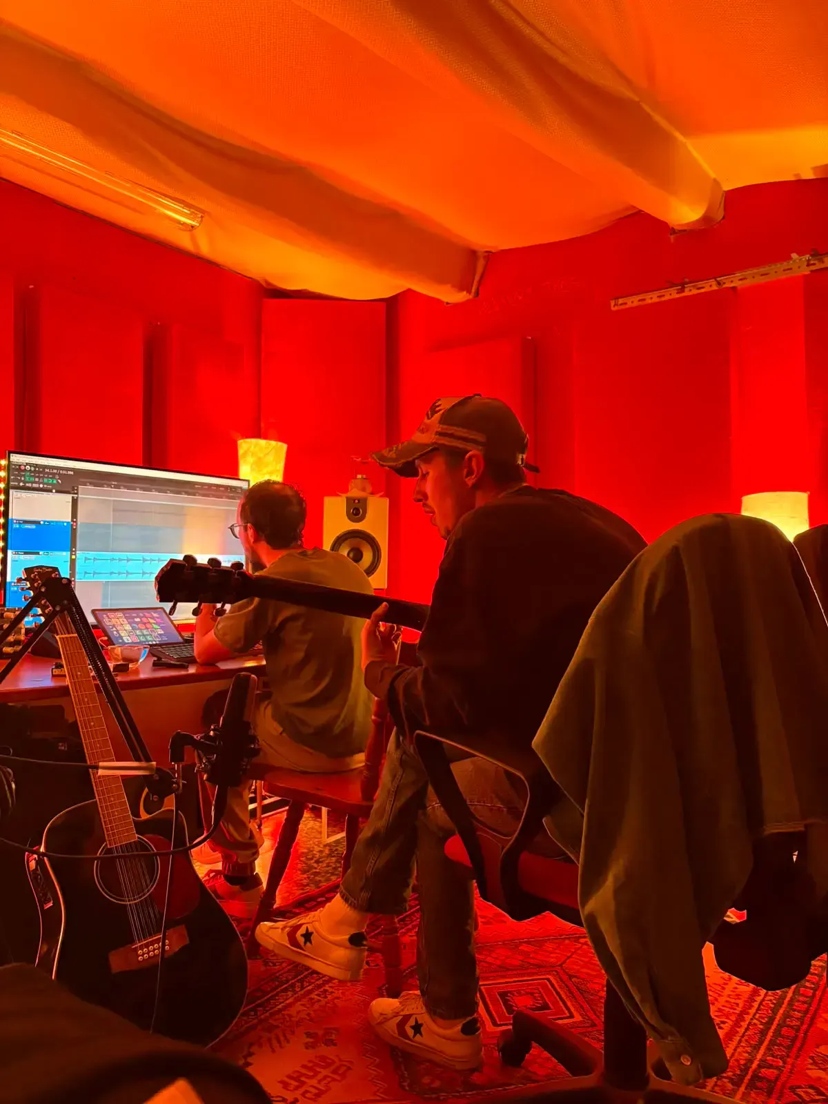 Due musicisti durante una sessione nello studio